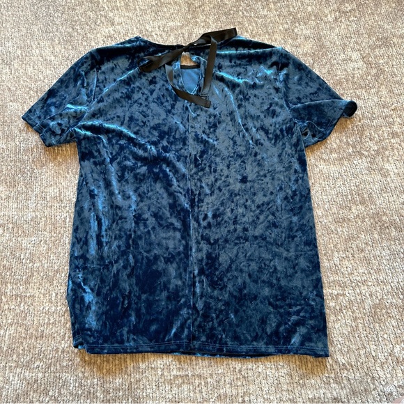 Beachlunchlounge Blue Velvet Short Sleeve Top - Picture 5 of 7
